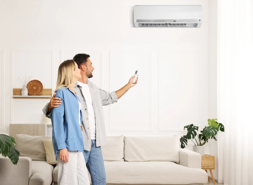 Intérieur résidentiel moderne avec climatiseur split mural blanc installé en hauteur près du plafond