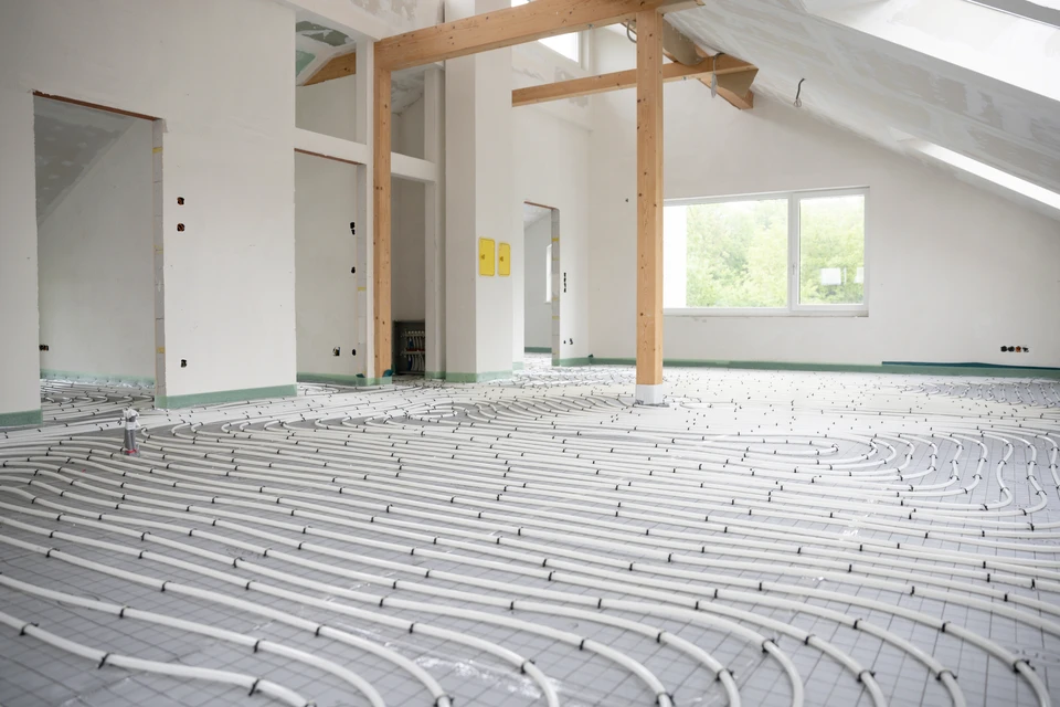 Personne installant un panneau de plancher sur un système de chauffage au sol électrique