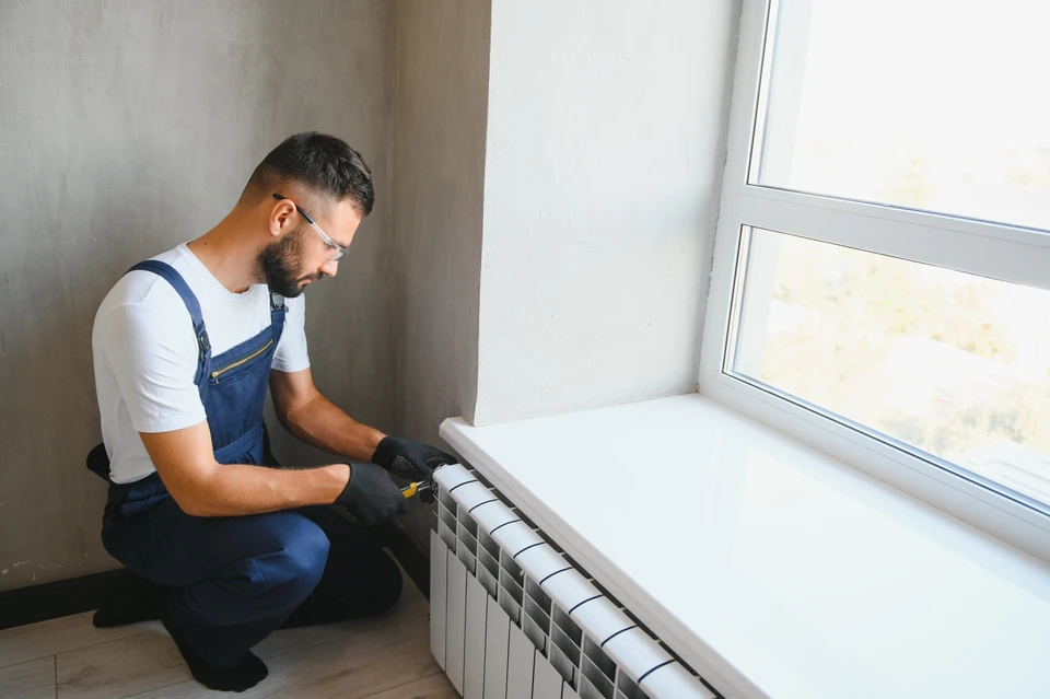 Intérieur résidentiel moderne avec installation de chauffage au sol électrique en cours