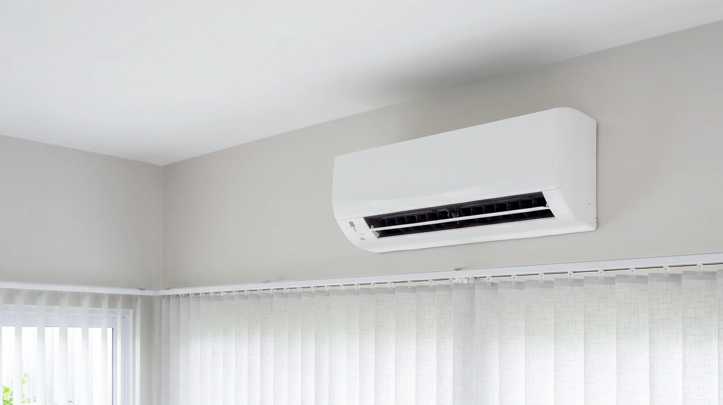 Extérieur résidentiel avec unité de climatisation installée sur support en bois, entourée de végétation et clôture en lattes