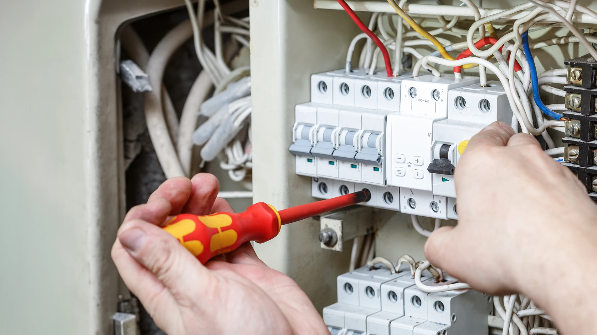 Un électricien Professionnel travaillant sur un système électrique domestique, il installe une prise murale